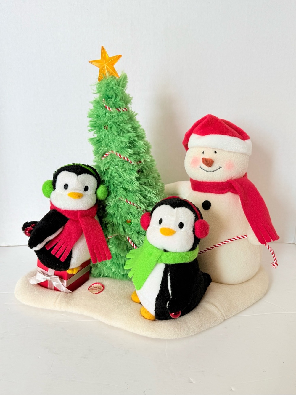 Hallmark 2006 Jingle Pals Musical
Christmas Tree Snowman and Penguins